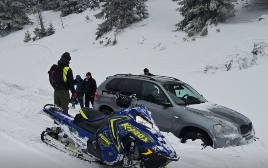 Familja me tre fëmijë shpëtohet nga bora në zonën kufitare Kosovë–Mal i Zi