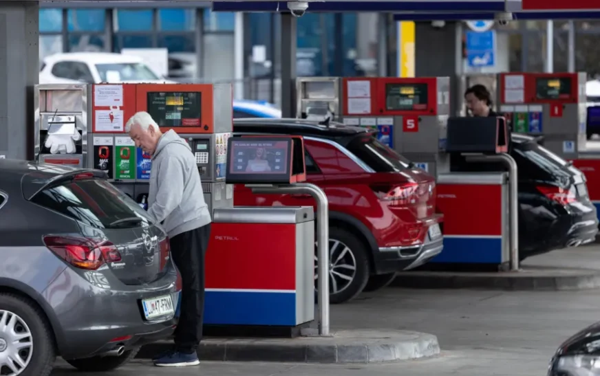 Sllovenia bëhet vendi i parë i BE-së që prezanton ‘kufizimin’ e karburantit