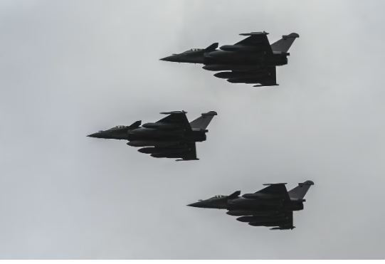 Franca thotë se “Rafalet” i vendosi për t’i mbrojtur bazat e saj ushtarake në Emirate