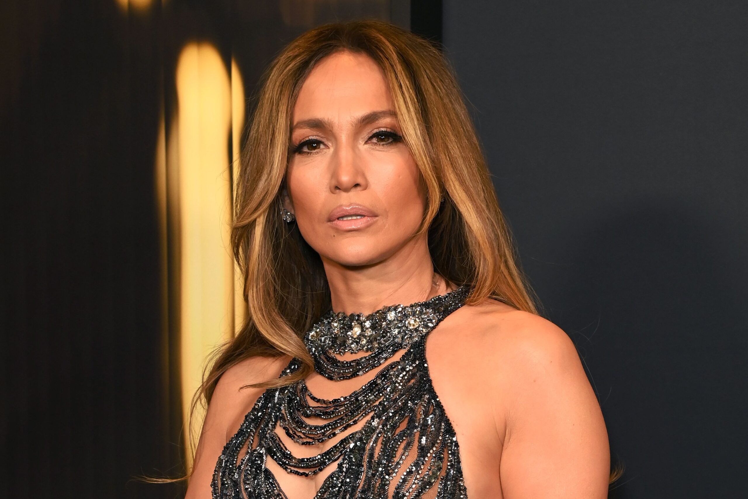 Jennifer Lopez rrëzohet në skenë, por vazhdon performancën pa ndërprerje