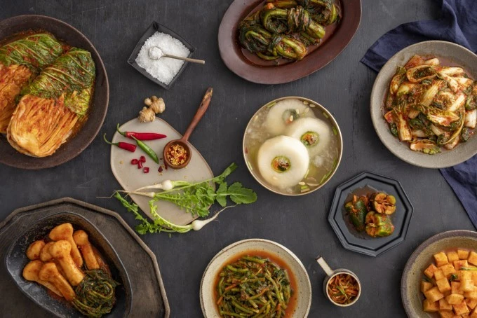 Cili ushqim mund të ndihmojë në largimin e mikroplastikës nga trupi?