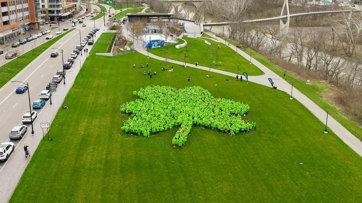 Mbi 1 mijë njerëz formojnë tërfil gjigant për rekord botëror