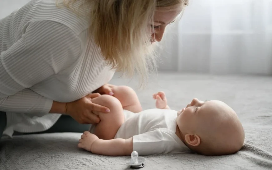 Nga ngritja e kokës deri te hapat e parë: Çfarë duhet të bëjnë prindërit me foshnjën nga muaji në muaj