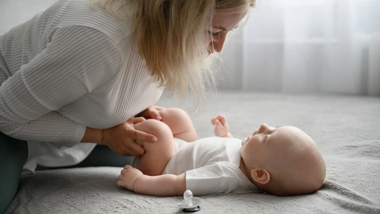 Nga ngritja e kokës deri te hapat e parë: Çfarë duhet të bëjnë prindërit me foshnjën nga muaji në muaj
