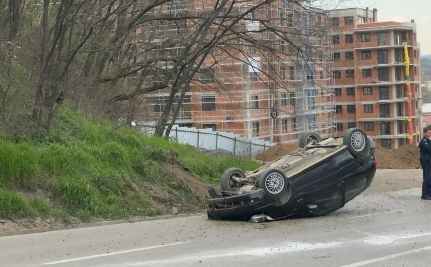 Aksident në Suharekë, vetura rrokulliset në mes të rrugës