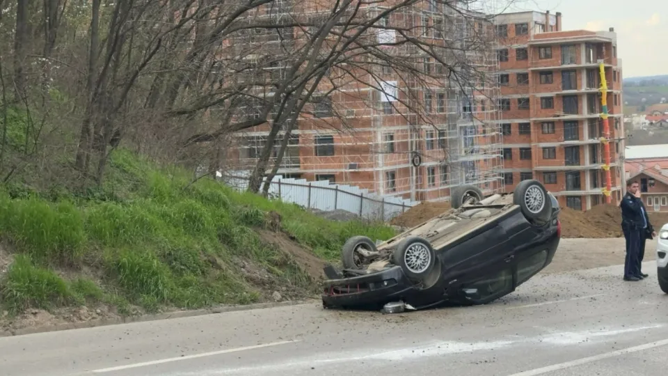 Aksident në Suharekë, vetura rrokulliset në mes të rrugës