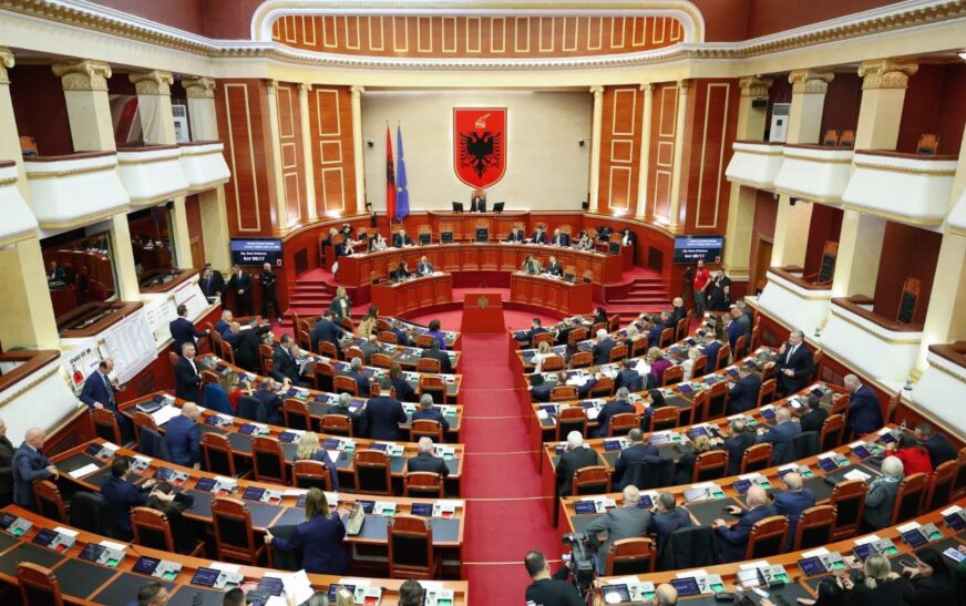 Kuvendi i Shqipërisë nis me një minutë heshtje për Adem Jasharin