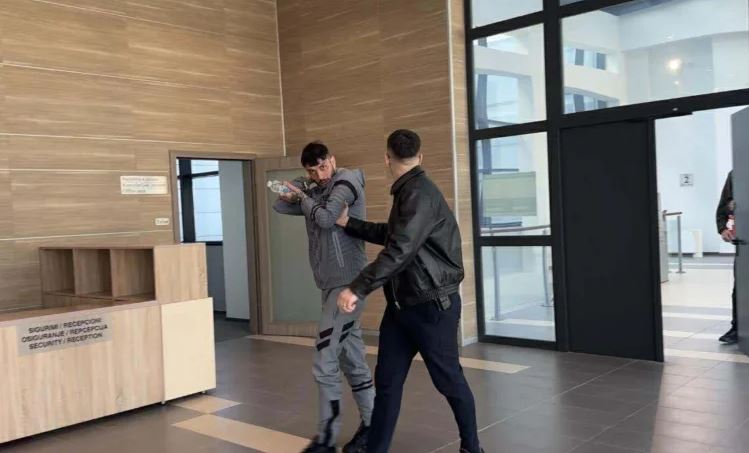 Pamje: Reperi ‘Mossi’ në pranga, del para Gjykatës për sulmin ndaj Burim Pacollit