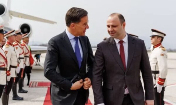 Shefi i NATO-s mbërrin në Shkup, do të takohet me krerët shtetëror