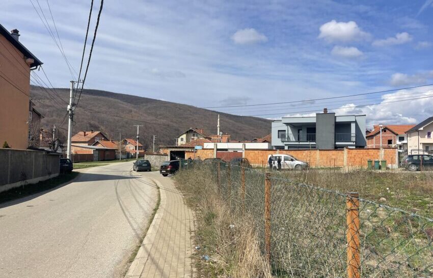 Detaje të reja nga tragjedia në Llap: Pasi vrau të dashurin, 31-vjeçarja e mori peng gruan e axhës