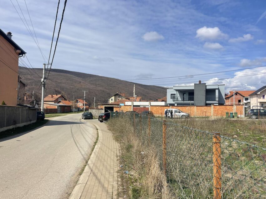 Detaje të reja nga tragjedia në Llap: Pasi vrau të dashurin, 31-vjeçarja e mori peng gruan e axhës