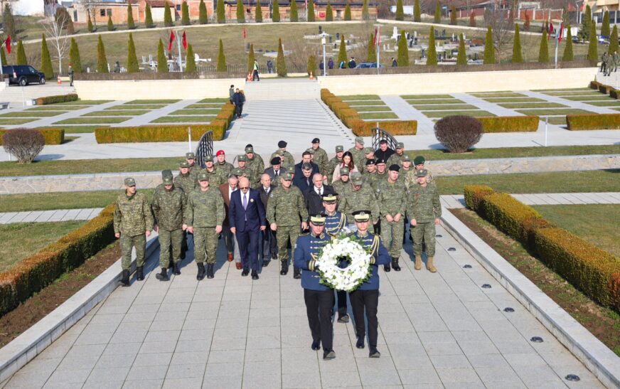 FSK nderon familjen Jashari: Prekazi mbetet simbol i sakrificës, unitetit dhe vendosmërisë për liri
