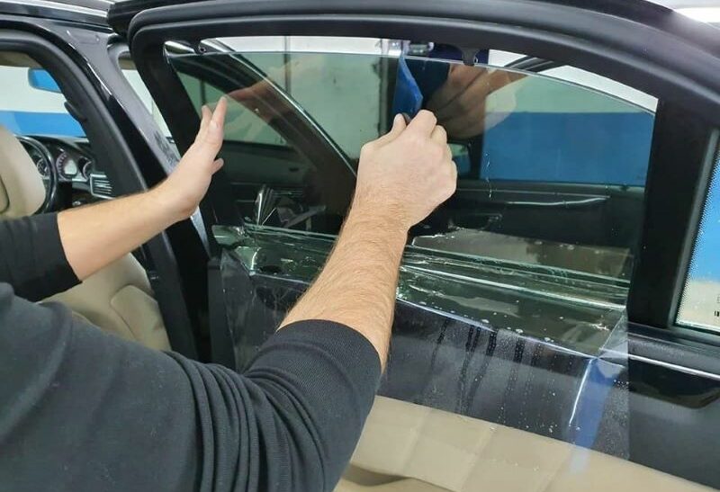 Xhamat e zinj në vetura tashmë lejohen në Kosovë, por cila është procedura?