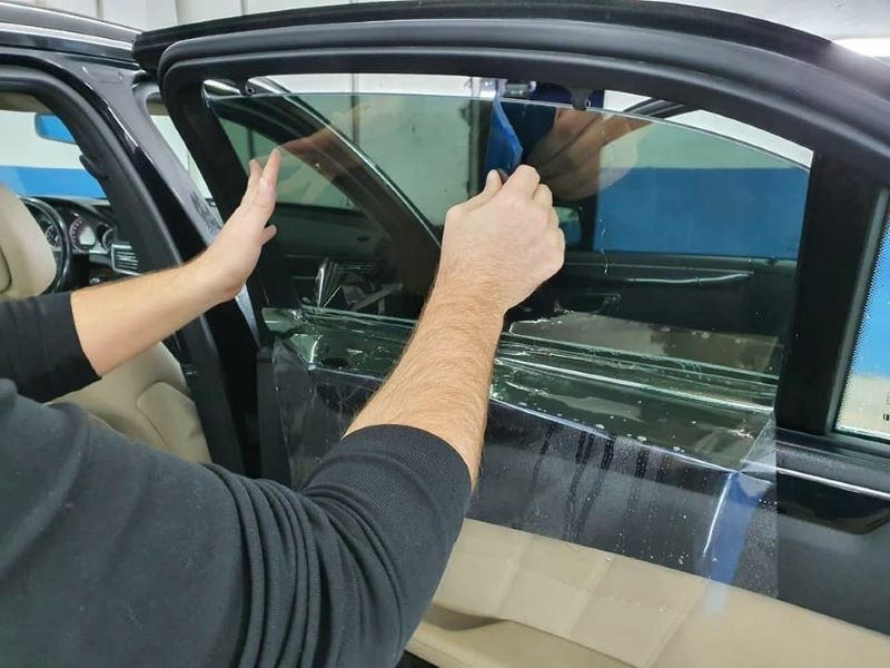 Xhamat e zinj në vetura tashmë lejohen në Kosovë, por cila është procedura?