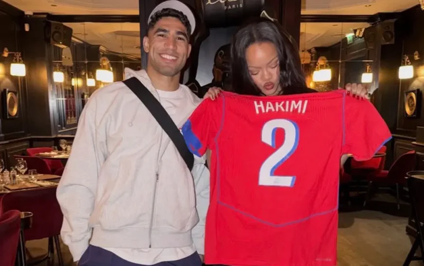 Ylli i PSG-së takon Rihannën, i dhuron fanellën e Marokut