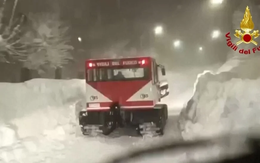 Italia përfshihet nga shira të rrëmbyeshëm dhe stuhi bore