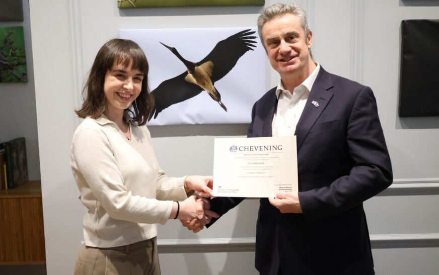 Hargreaves takon studentët kosovarë pas studimeve në Britani: Janë kthyer me aftësi unike