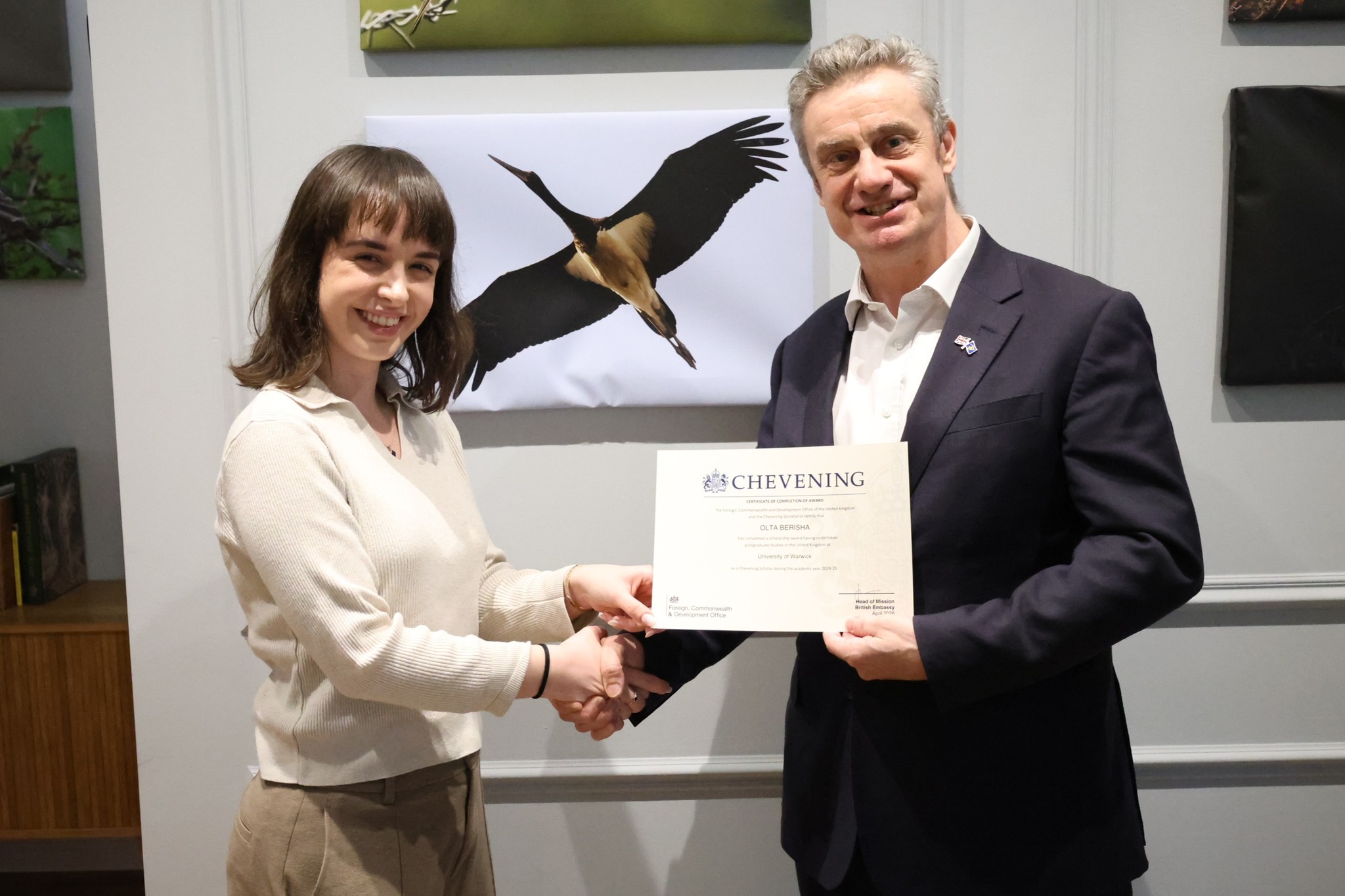 Hargreaves takon studentët kosovarë pas studimeve në Britani: Janë kthyer me aftësi unike