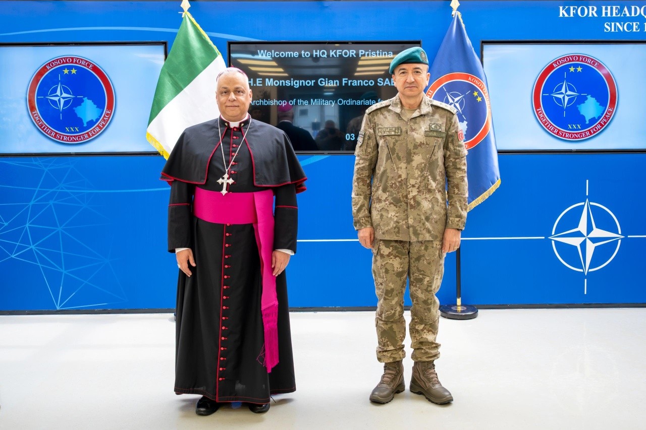Komandanti i KFOR-it pret në takim kryepeshkopin italian, theksohet roli i dialogut fetar për paqen