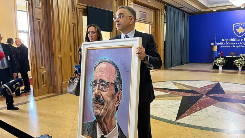 Tahiri i AAK-së arrin në kuvend me portretin e kongresistit Eliot Engel