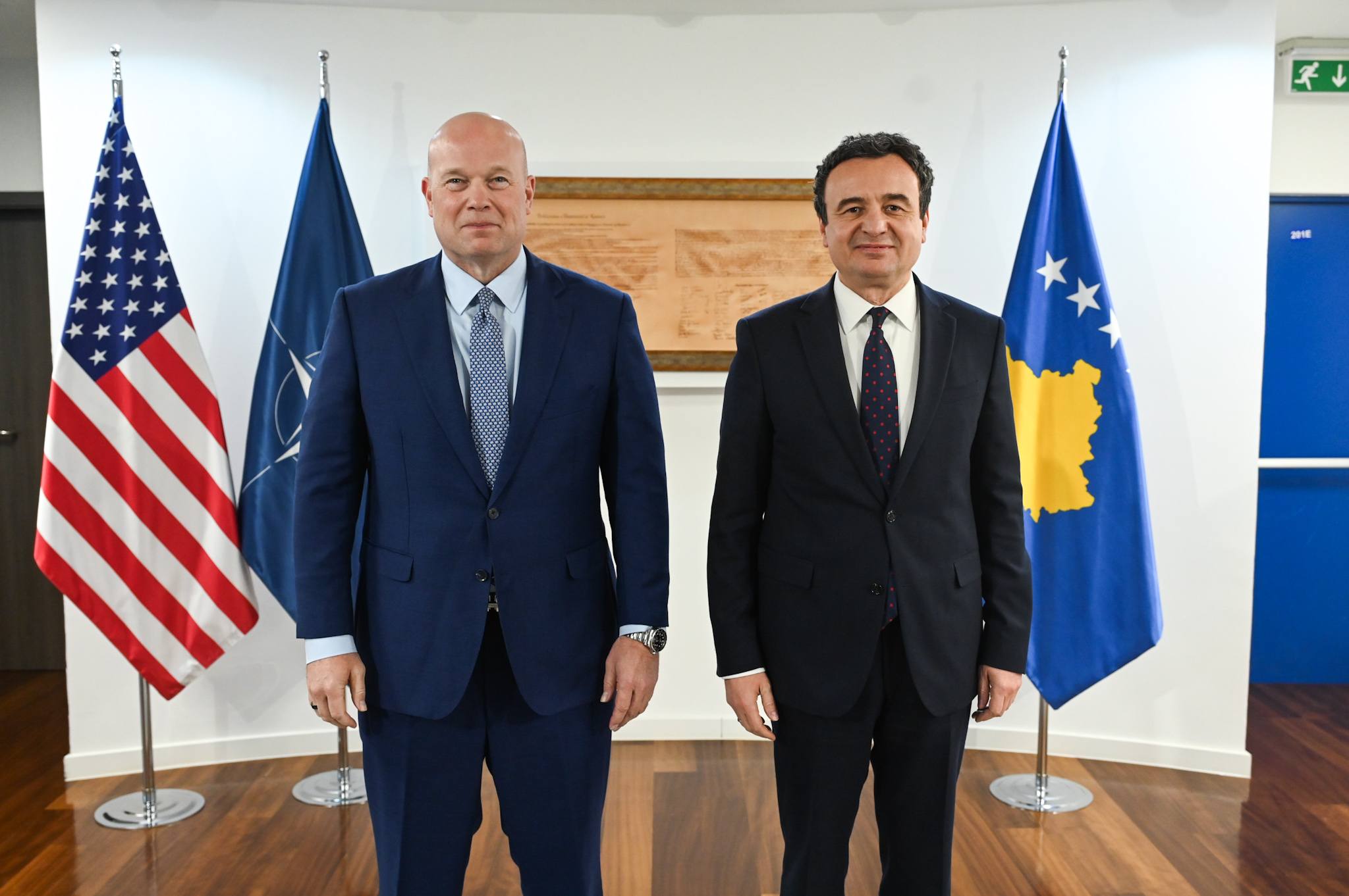 Kurti takohet me ambasadorin Whitaker: Përshpejtimi i anëtarësimit në NATO, garantues për sigurinë në Ballkan