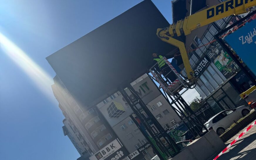 Nis aksionin për largimin e ekraneve pa leje në Prishtinë