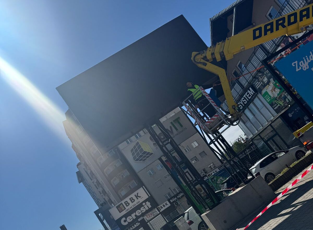 Nis aksionin për largimin e ekraneve pa leje në Prishtinë