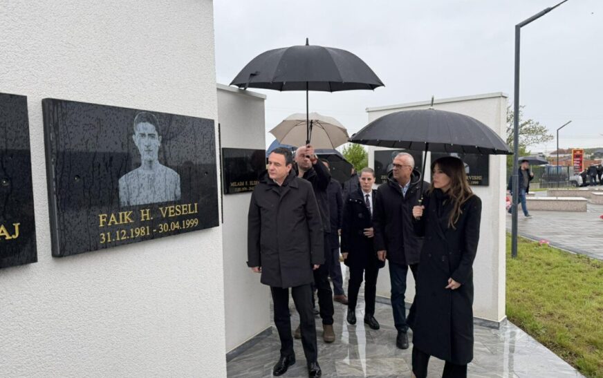 Haxhiu e Kurti bëjnë homazhe, nderojnë dëshmorët në Gllobar të Drenasit