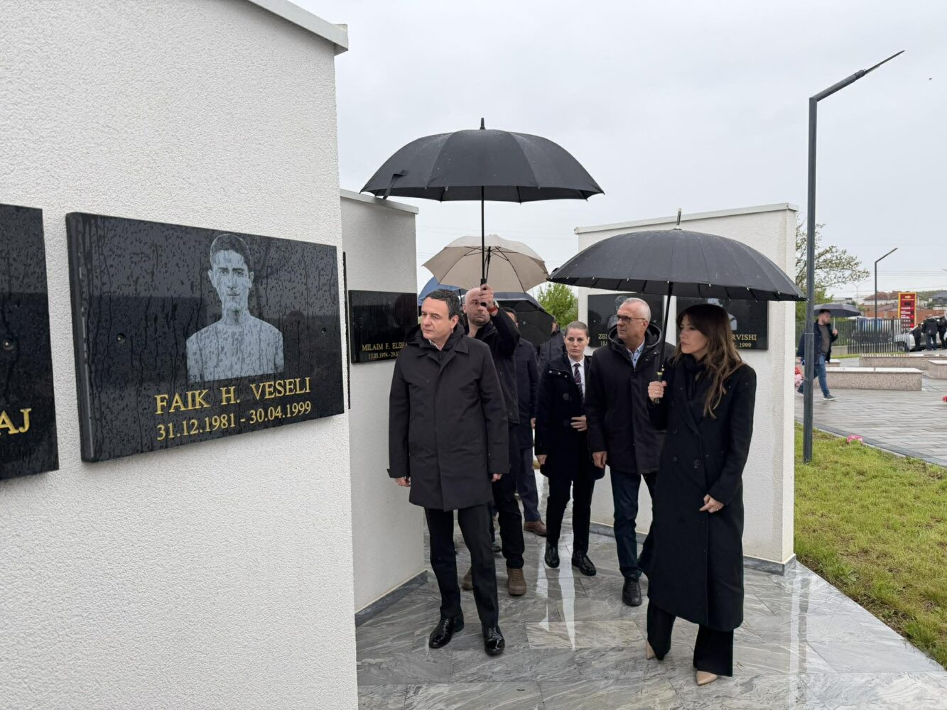 Haxhiu e Kurti bëjnë homazhe, nderojnë dëshmorët në Gllobar të Drenasit