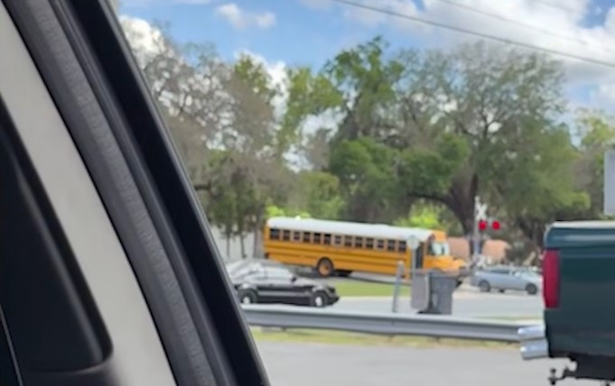 E frikshme: Në ShBA autobusi i shkollës përplaset me trenin