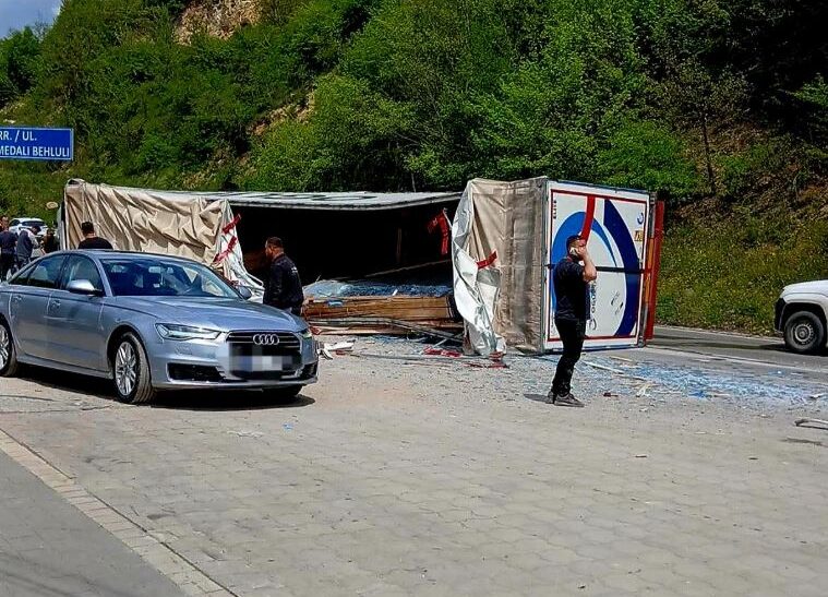 Aksident mes dy kamionëve në rrugën Gjilan–Kamenicë, dy të lënduar