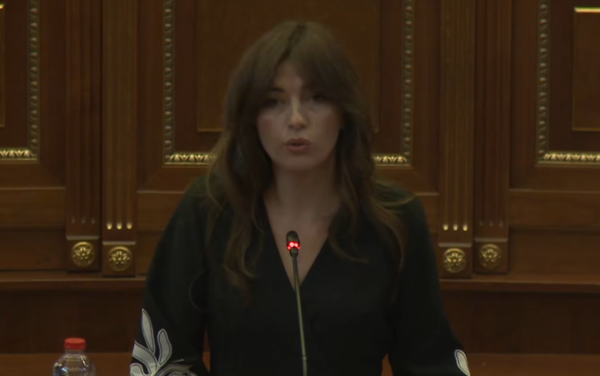 “Kuvendi s’është arenë sulmesh”, Haxhiu kundër gjuhës seksiste dhe përçarëse