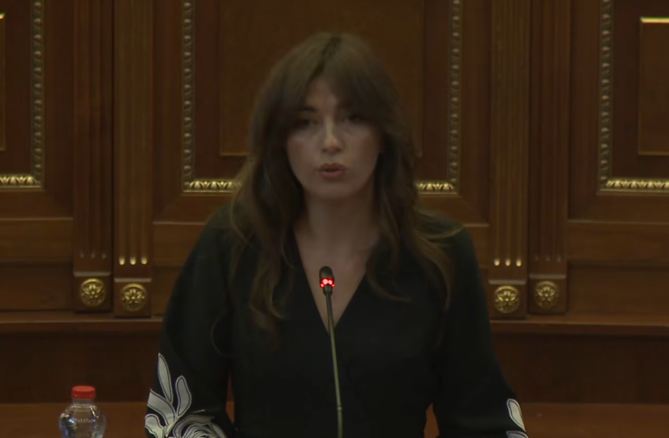 “Kuvendi s’është arenë sulmesh”, Haxhiu kundër gjuhës seksiste dhe përçarëse