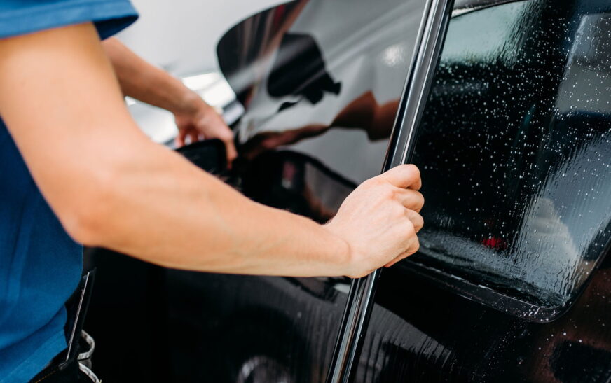 Xhamat e errët lejohen vetëm në automjetet e prodhuara si të tilla, ndalohet përdorimi i letrës ngjitëse