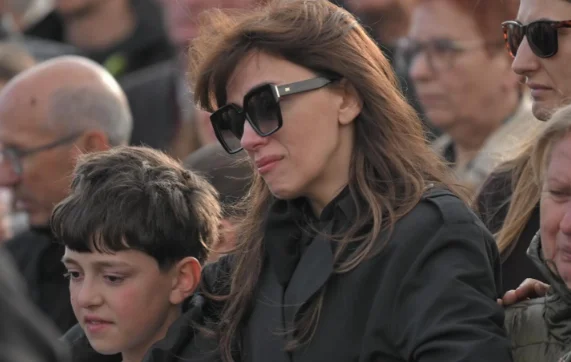Albulena Haxhiu ndan momentet prekëse nga ceremonia e varrimit të babait