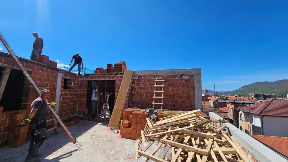 Inspekcioni komunal ndalon ndërtimet në 5 lokacione