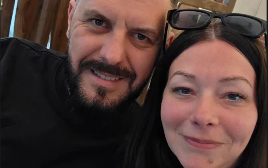 Miri i jep fund thashethemeve për një ‘krisje’ me gruan e tij, ndërsa publikon fotografi duke u puthur me të