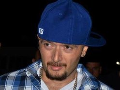 Partnerja bukuroshe e Unikkatil ndan foton e veçantë krah tij