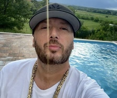 Partnerja bukuroshe e Unikkatil ndan foton e veçantë krah tij