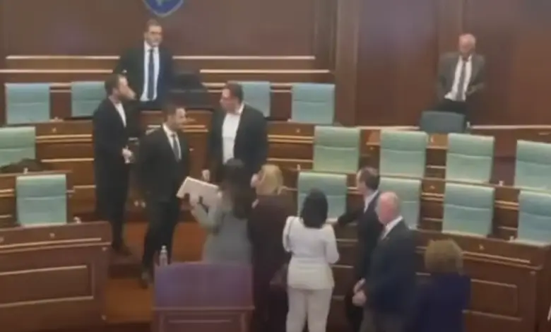 “Hup”, “laper“, përplasje mes Besian Mustafës të LDK-së e Egzon Azemit të VV-së gjatë pauzës në Kuvend