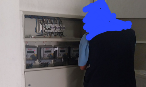 Miftaraj i IKD-së fotografon punëtorët e KEDS-it duke ia ndërruar orën e rrymës: Po punojnë të shtunave, s’na njoftuan fare