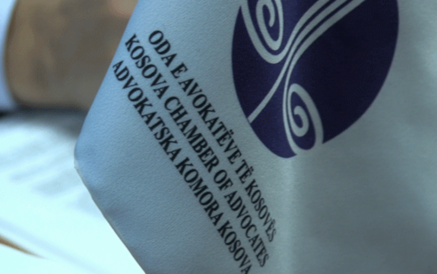 OAK “pret në rrënjë” licencat – 7 avokatë jashtë, reagon ashpër për gjuhën fyese ndaj stafit