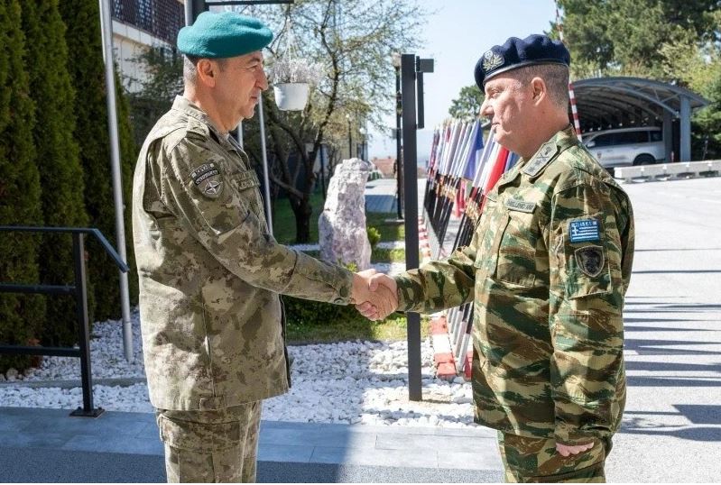 Komandanti i KFOR-it takon gjeneralin grek, diskutojnë për sigurinë në Kosovë