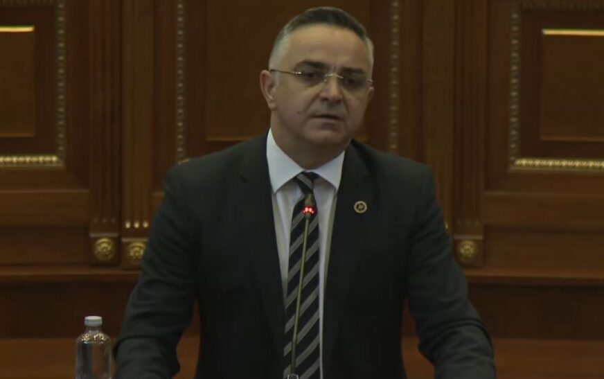 “S’ka logjikë me fillu me vonesë”, Tahiri kërkon respektim të orarit të seancave