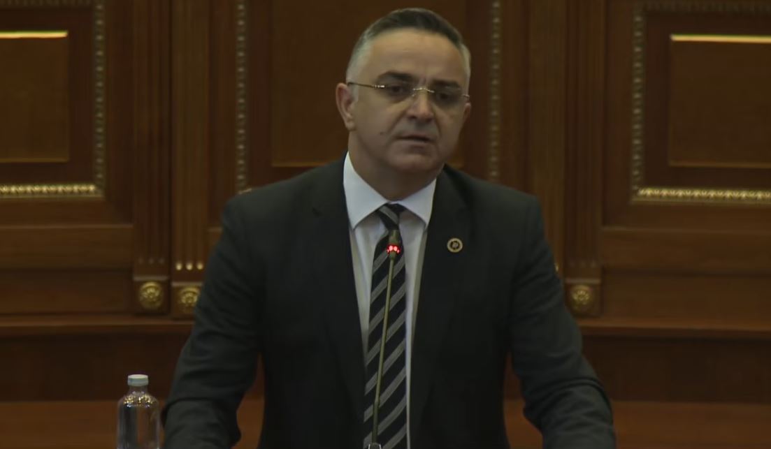 “S’ka logjikë me fillu me vonesë”, Tahiri kërkon respektim të orarit të seancave