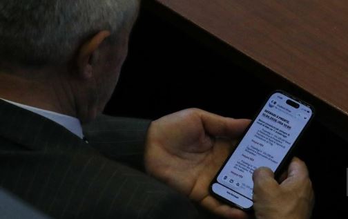 “Votojmë për, votojmë për”, kapen mesazhet e deputetit të VV-së në Kuvend