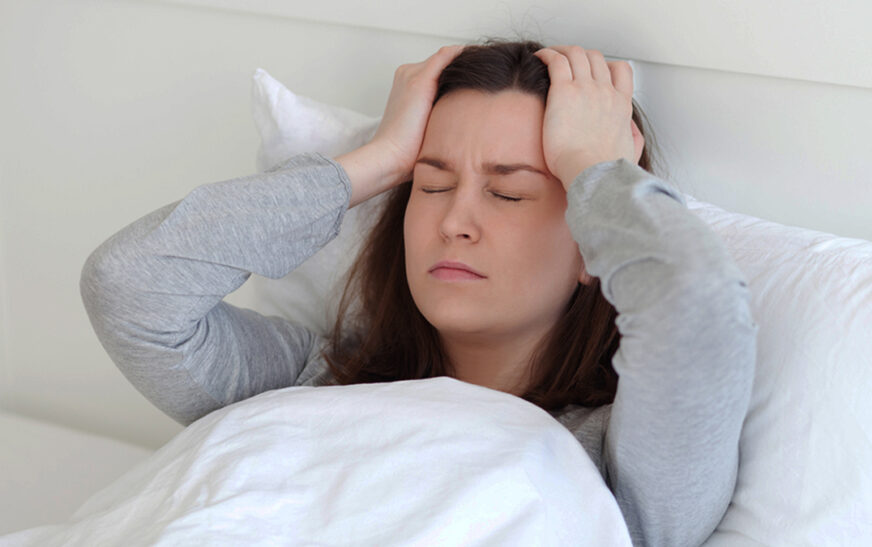 Jastëku mund të rrisë presionin në sy dhe rrezikun për shikimin