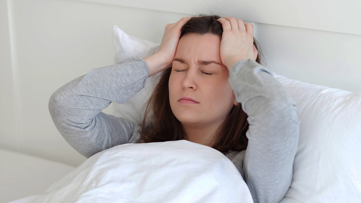 Jastëku mund të rrisë presionin në sy dhe rrezikun për shikimin