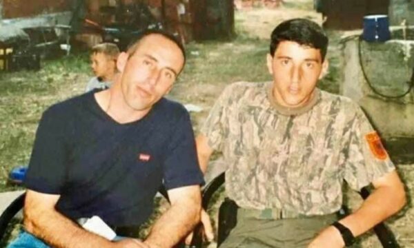 “Dhimbjet nuk u ndalën as pasluftës” Haradinaj përkujton vëllain e vrarë Enverin