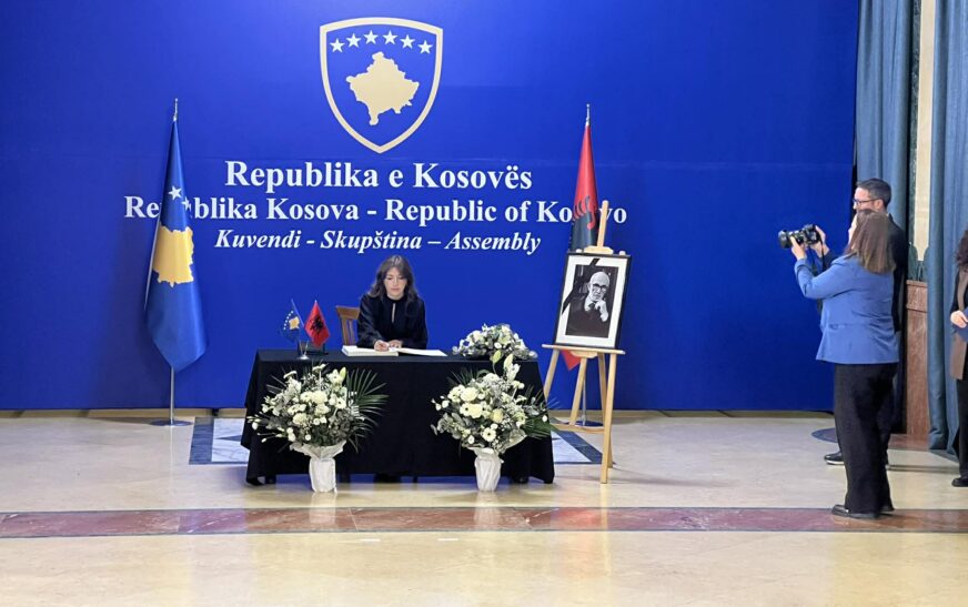 Nisin homazhet në nderim të akademik Rexhep Qosja